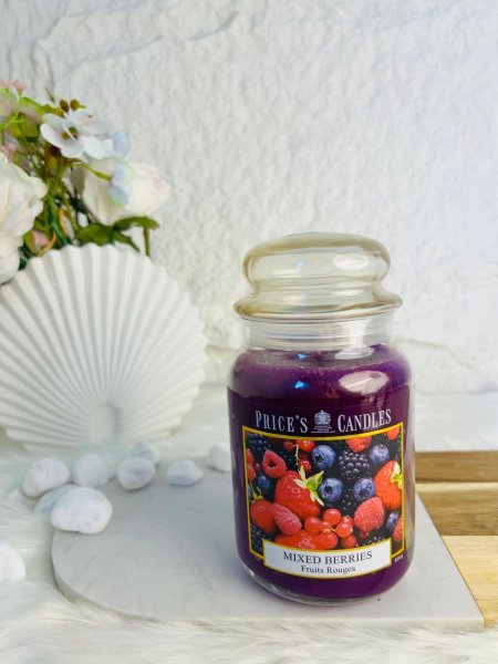 شمعة عطرية برائحة التوت والفواكه الحمراء المميزة و الفواحة جدا