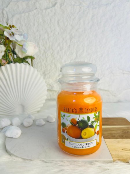 شمعة عطرية برائحة الحمضيات  المميزة و الفواحة جدا