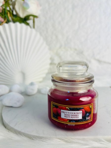 شمعة عطرية برائحة التوت البري المميزة و الفواحة جدا