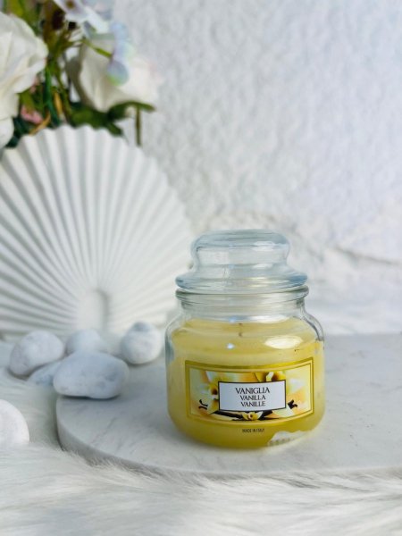 شمعة عطرية برائحة الفانيلا المميزة و الفواحة جدا