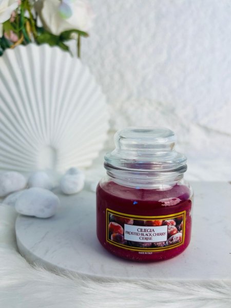 شمعة عطرية برائحة الكرز الاسود المميزة و الفواحة جدا