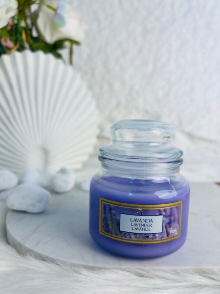 شمعة عطرية برائحة لافندر المميزة و الفواحة جدا