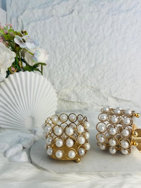 قطعة ديكور مميزة ستاند شمع أنيق ومميزة بحبات اللولو التي تزينها