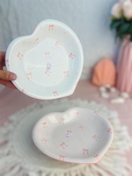 صحن بورسلان على شكل قلب  مميز وانيق باللون الابيض والزهري فخم جدا لاصحاب الذوق الرفيع