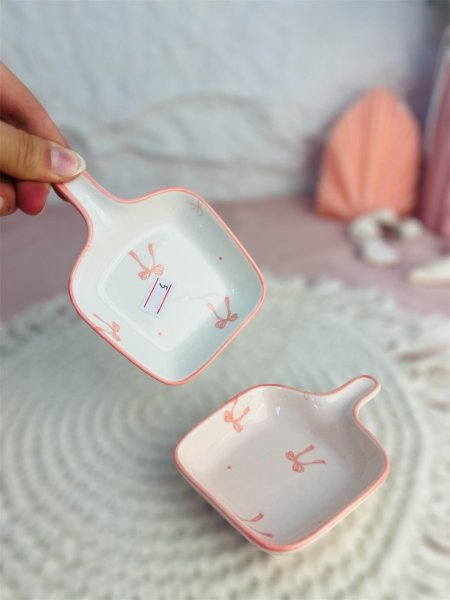 صوصرية  بورسلان مميزة وانيقة باللون الابيض والزهري فخمة جدا لاصحاب الذوق الرفيع