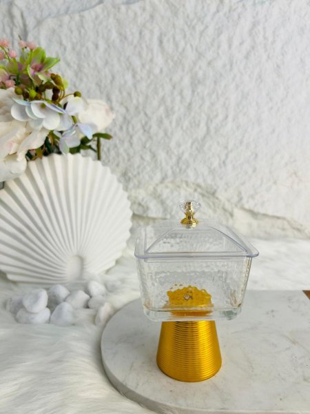 مضيفة زجاجية بقاعدة ذهبية فخمة وأنيقة ومميزة