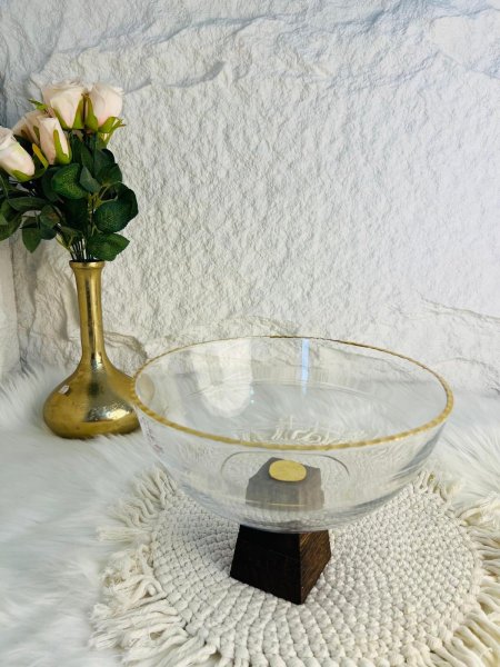 صحن تقديم مميز بقاعدة خشبية وانيق وراقي جدا لاصحاب الذوق الرفيع