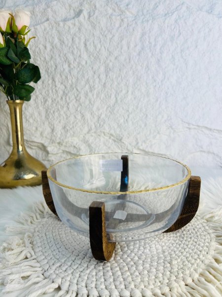 صحن تقديم زجاجي مميز بقاعدة خشبية أنيق وجذاب وفخم لاصحاب الذوق الرفيع