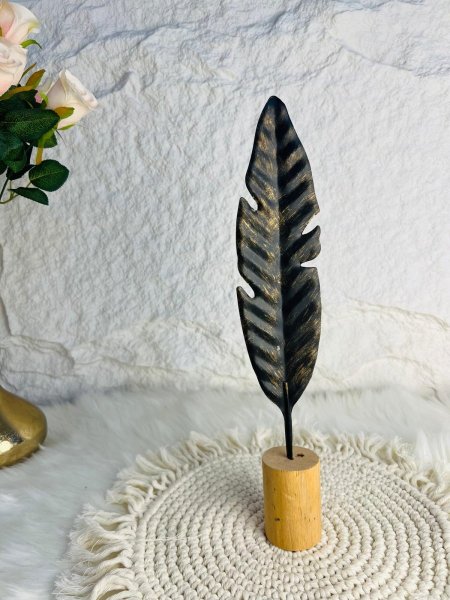 ريشة  ديكور معدنية بقاعدة خشبية انيقة وعصرية تناسب جميع الاذواق