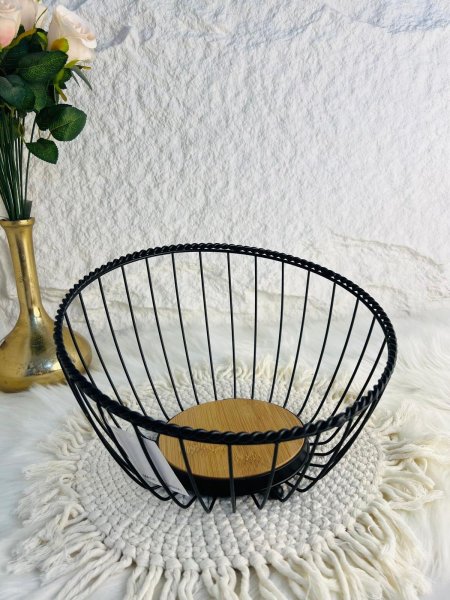 سلة معدنية بقاعدة خشبية مميزة وانيقة وفخمة ومتعددة الاستخدام