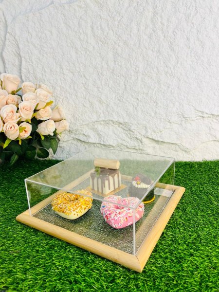 مضيفة  اكروليك بأطار خشبي  وغطاء مميزة وانيقة وعملية جدا