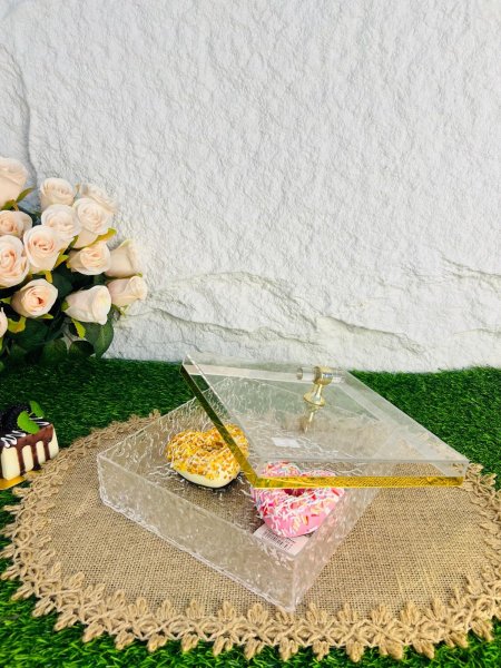 مضيفة اكروليك بغطاء وحزب ذهبي مميزة وانيقة وفخمة واضافة جميلة لبيتك