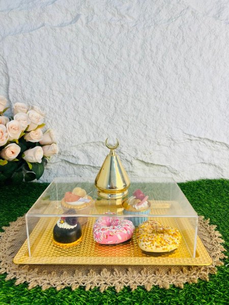 مضيفة بصينية ذهبية حديدية وغطاء اكريليك مميزة وانيقة وفخمة واضافة جميلة لبيتك