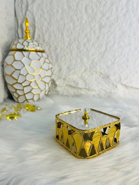 مضيفة ذهبية بغطاء مميز وانيق وراقي جدا