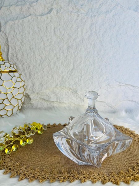 مضيفة زجاجية ثقيلة بغطاء انيقة ومختلفة