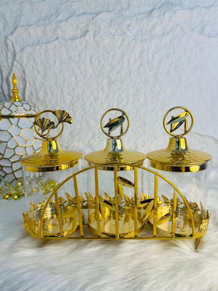 طقم مضايف ذهبي مع غطاء