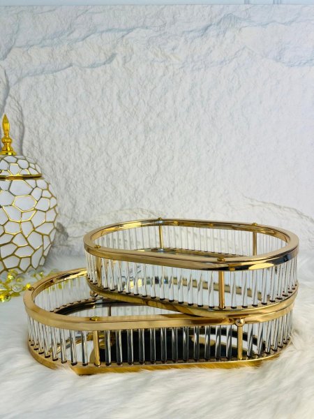 مضيفة كرستال ذهبي