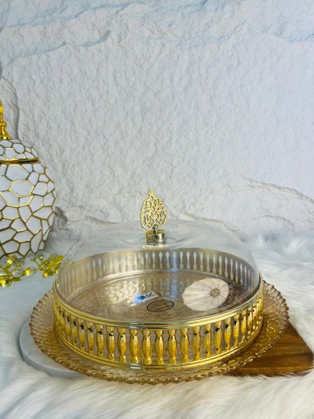 مضيفة زجاجية مع غطاء مميزة