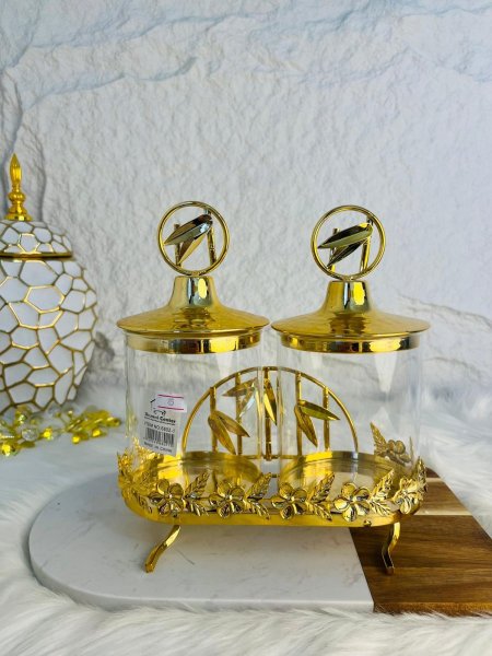 مضيفة ذهبية فخمة