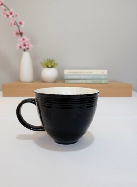 كوب سيراميك باللون الأسود.