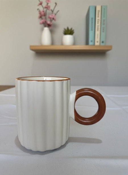 كوب قهوة من السيراميك بلون الأبيض