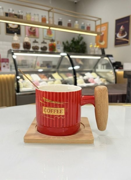 مج صحن خشب مع معلقة بلون الاحمر