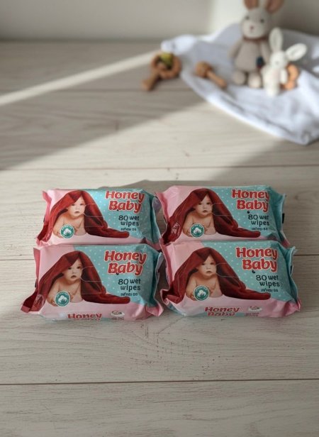 مناديل Honey Baby المبللة مصممة خصيصًا لبشرة الأطفال الحساسة. تركيبتها اللطيفة تنظّف وترطّب بدون أي تهيّج، وبتخلّي بشرة طفلك ناعمة ومنتعشة طول اليوم