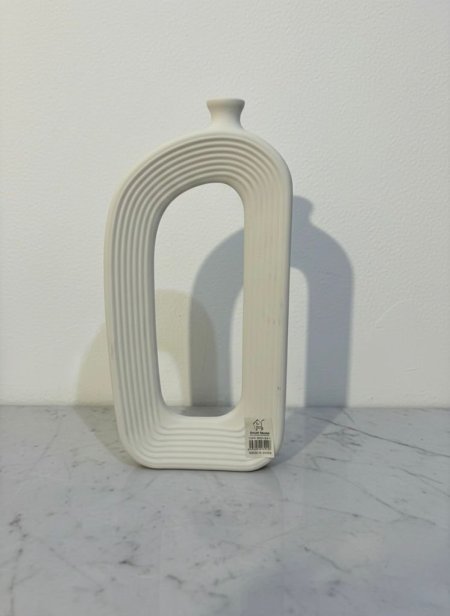 فازة ابيض محزز اطار بيضاوي