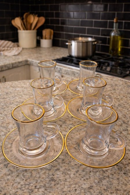 طقم كاسات شاي زجاج شفاف بحافة ذهبية – 6 قطع مع صحون
