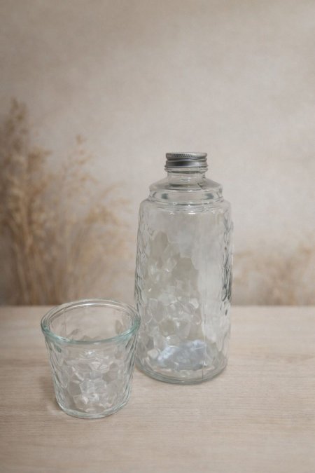 قنية زجاج مبزرة مع كاسة