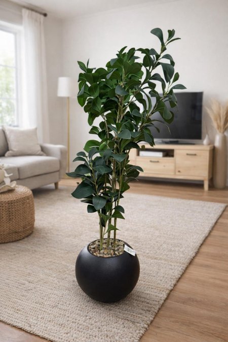 شجرة زينة صناعية في مركن اسود