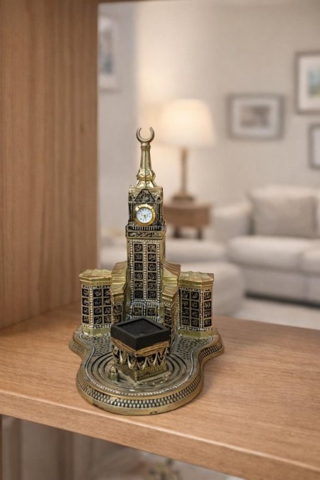 مجسم الكعبه مع برج الساعة وسط