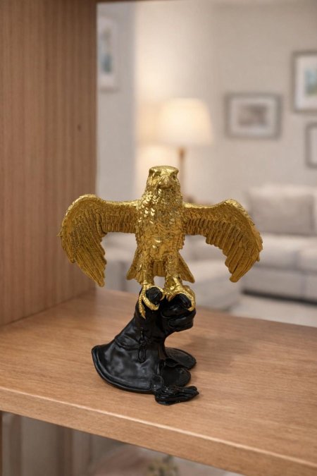 تحفة شكل نسر مع يد